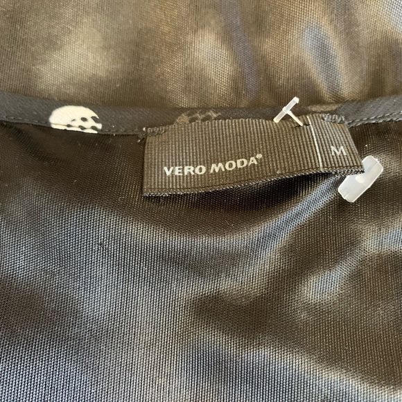 Vero Moda polka dot blouse soft ruffles around the hemline , in great condition - Picture 7 of 9